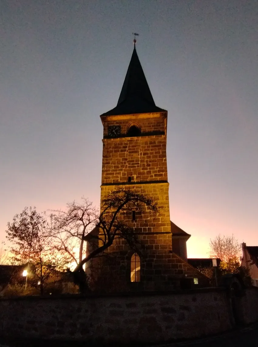 Turm der Martinskirche zu Harsdorf bei Abenddämmerung