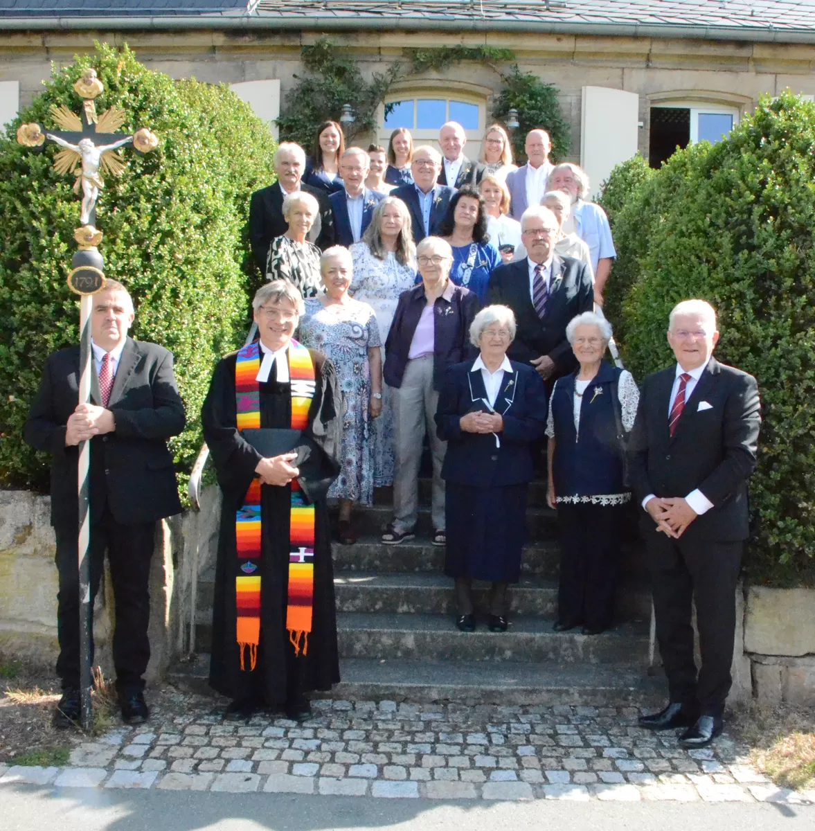 Gruppenbild der Jubelkonfirmanden 2025